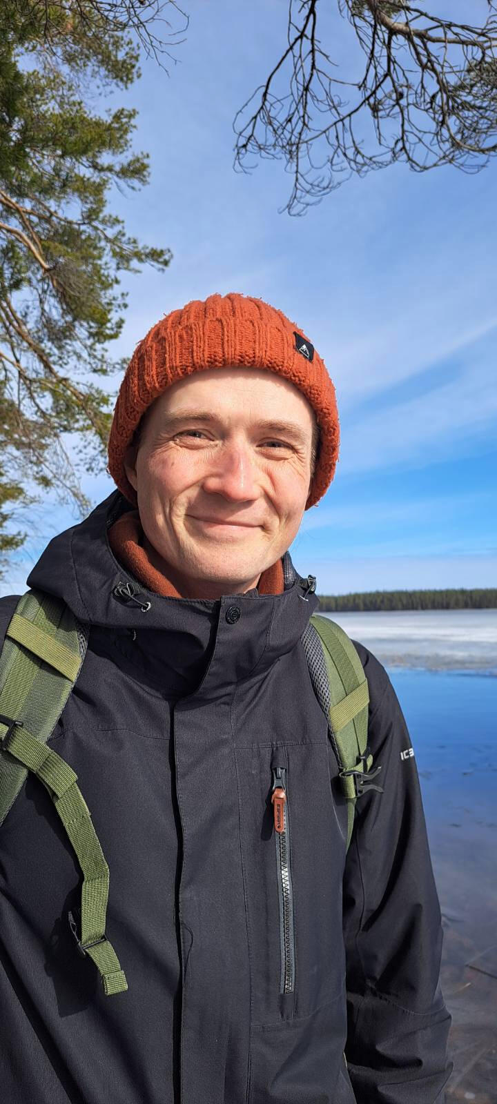 Jaakko kuvattuna Saarijärvellä, kevättalvisessa rantamaisemassa.